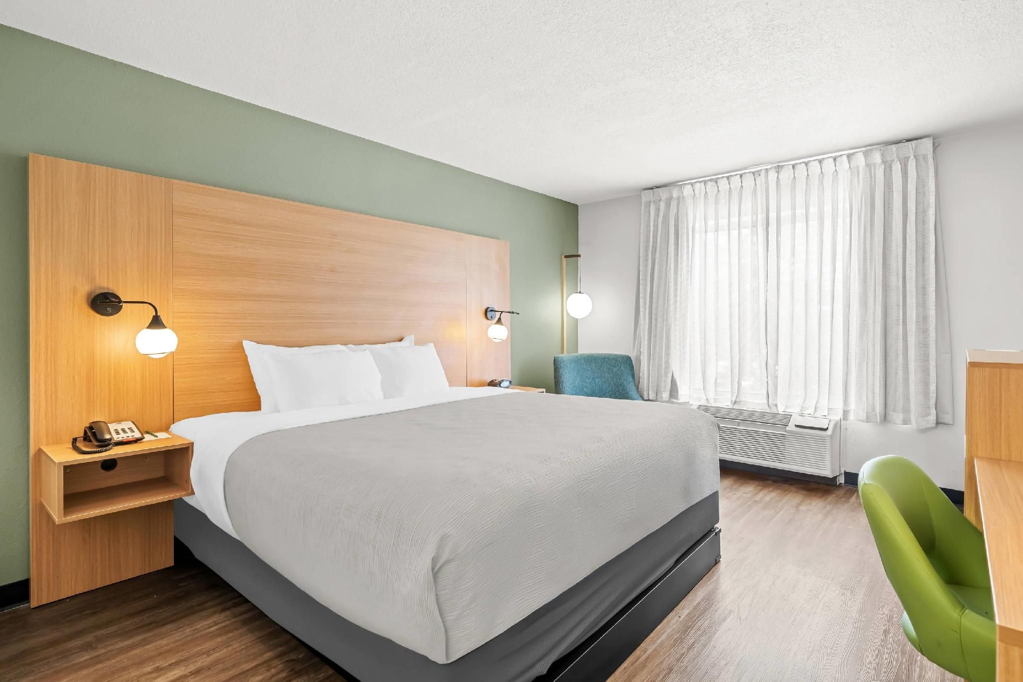 1 King Bed, Nonsmoking