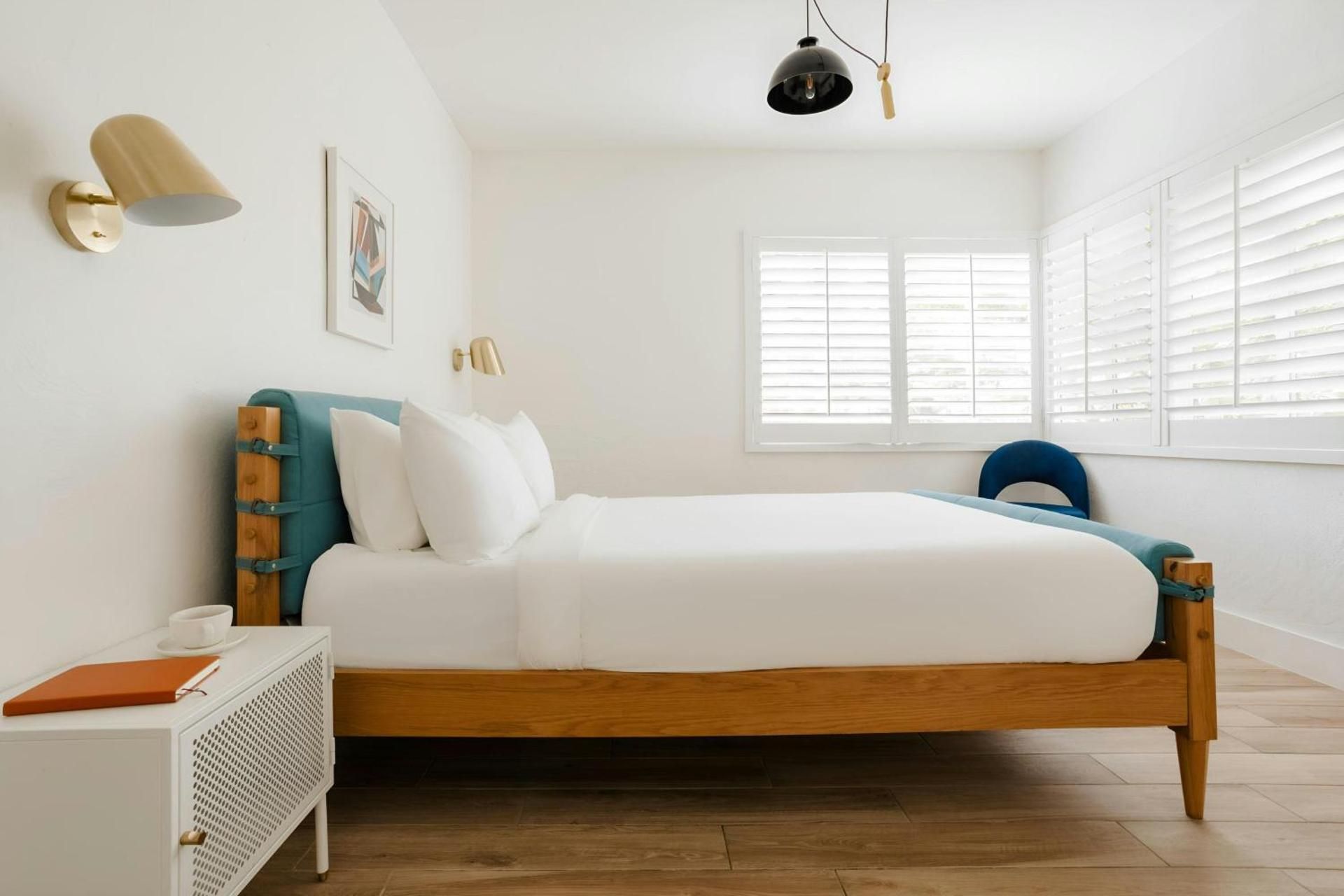 Queen Suite with Sofa Bed - Mobility and Hearing Accessible with Roll-in Shower