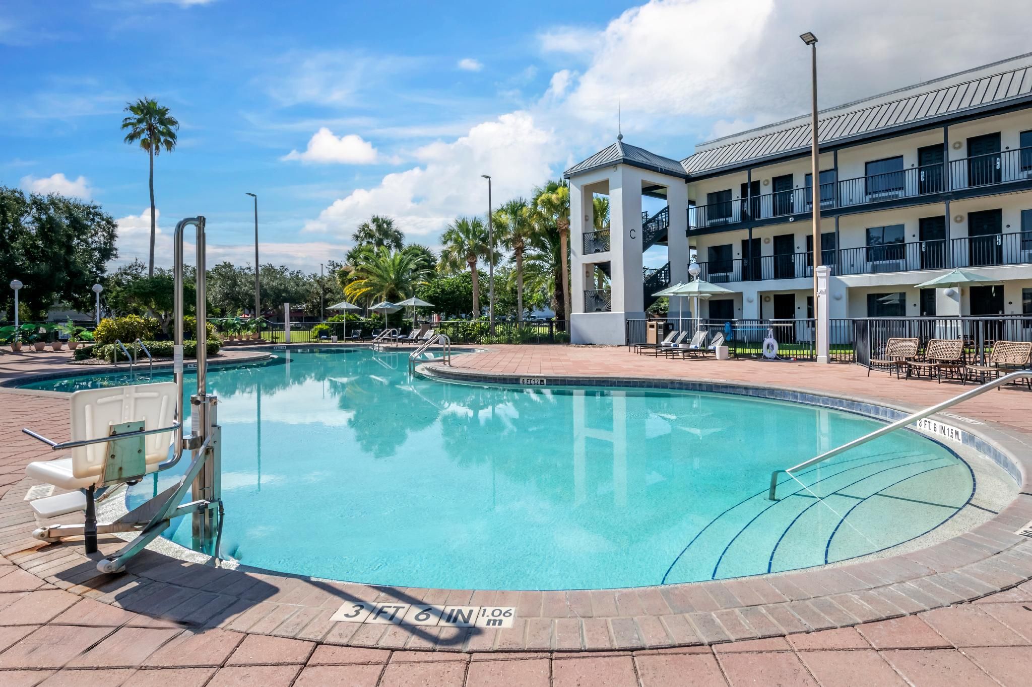 swimming pool [outdoor]