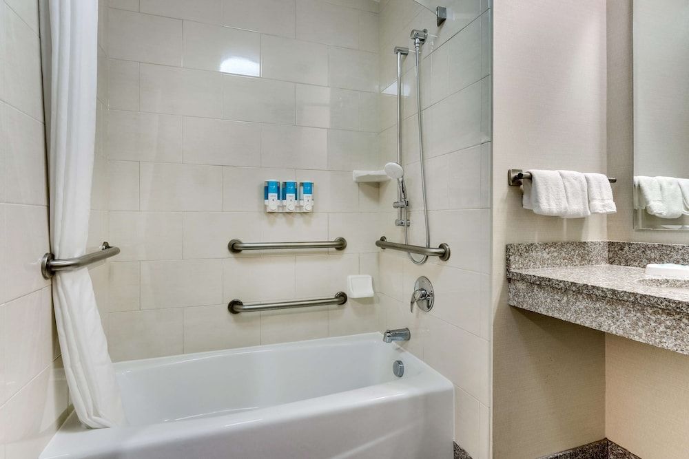 Drury Inn & Suites near Universal Orlando Resort Room, 1 King Bed, Accessible (Tub) 3