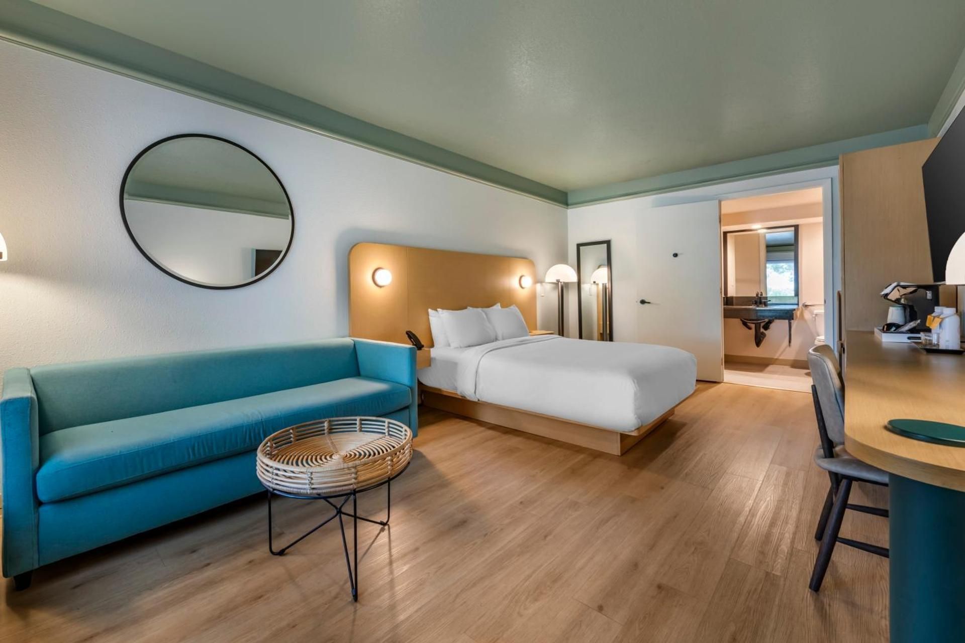 Standard Queen Room with Mobility Accessible Tub