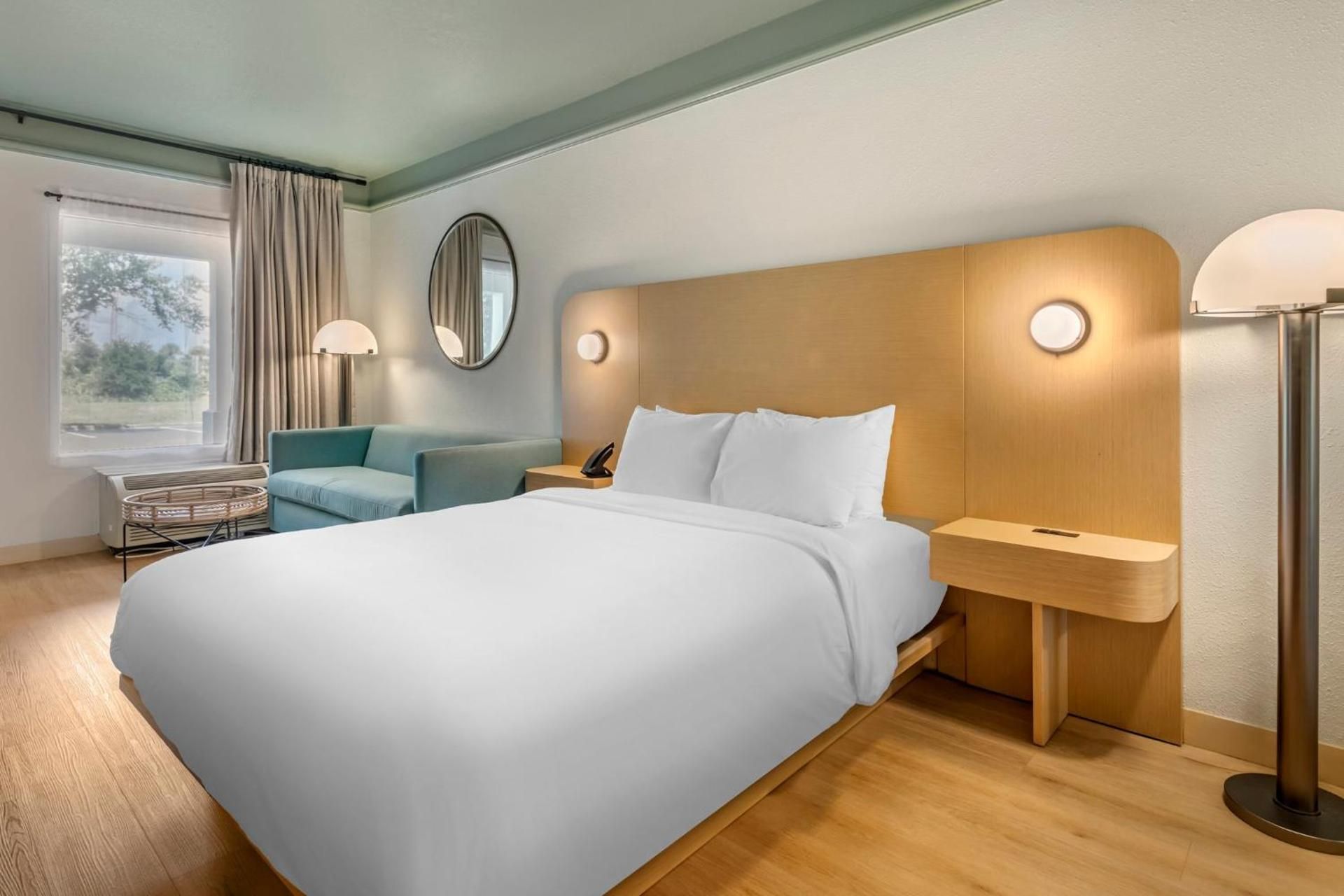 Standard Queen Room with Mobility Accessible Tub
