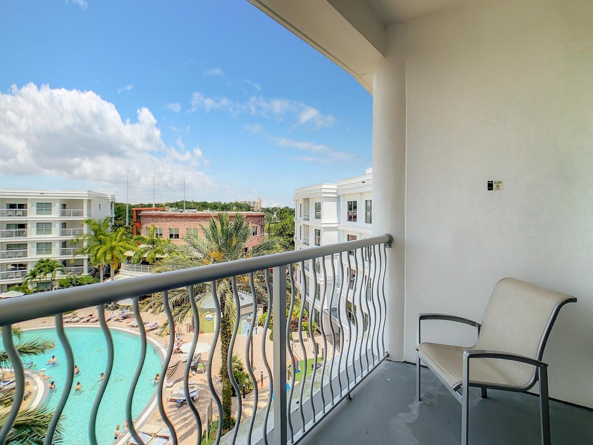 Apartment with Pool View 