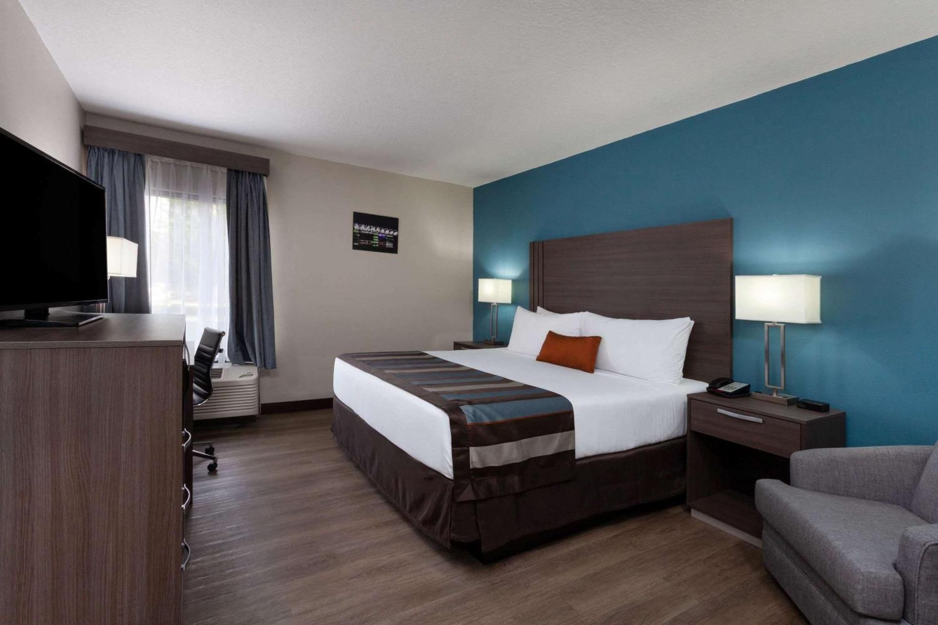 King Room with Roll-In Shower - Disability Access