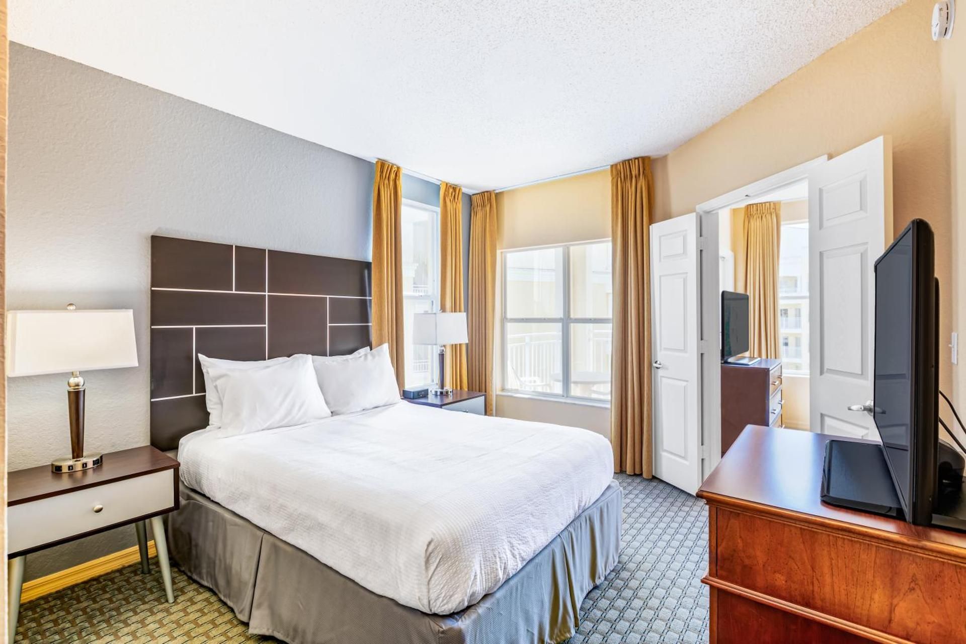 Deluxe Queen Room