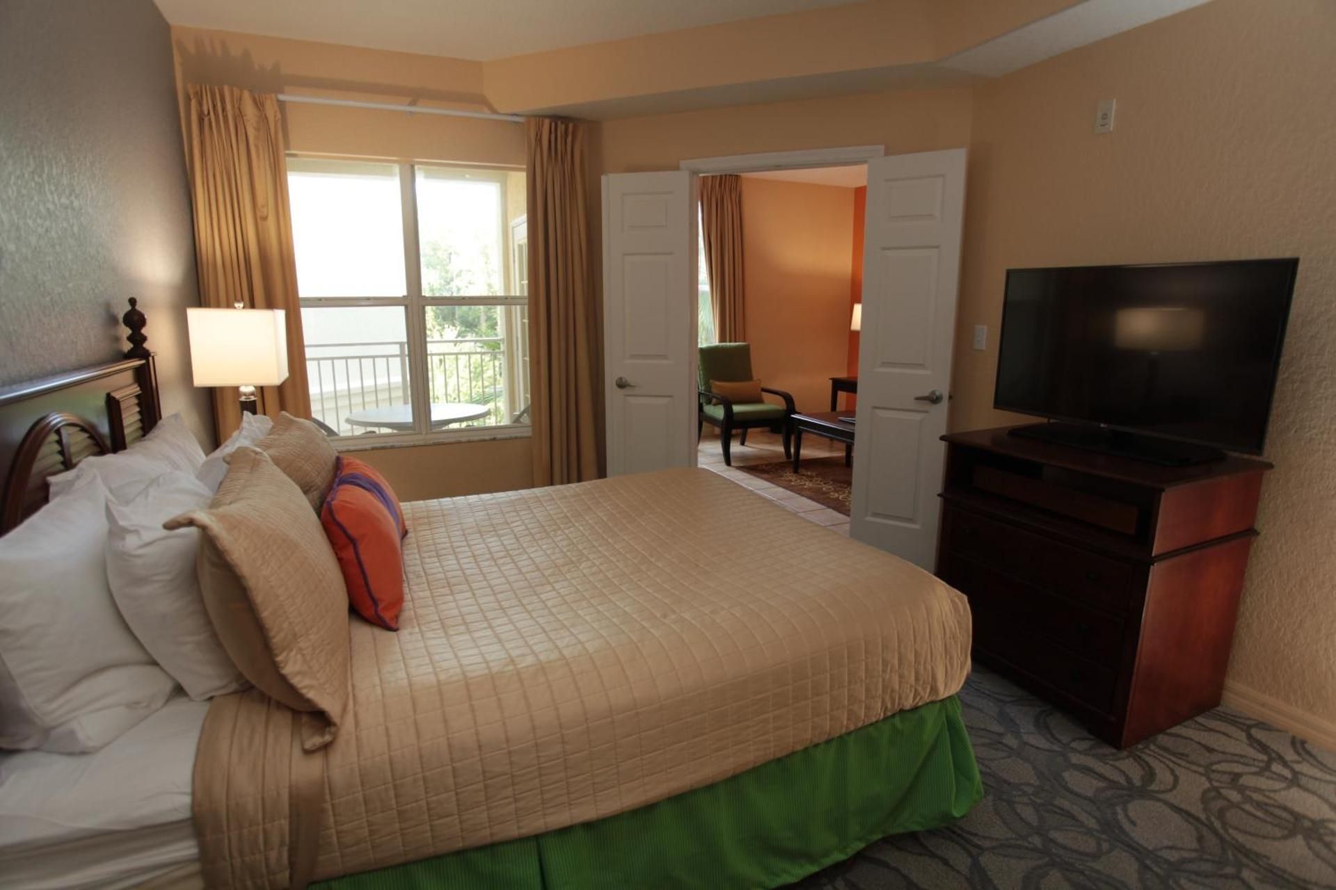 Queen One Bedroom Suite, Pool View