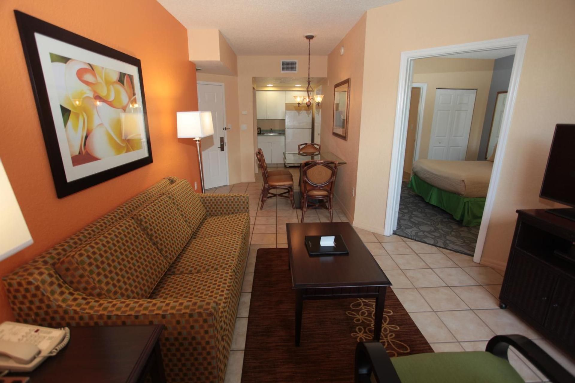 Queen One Bedroom Suite, Pool View