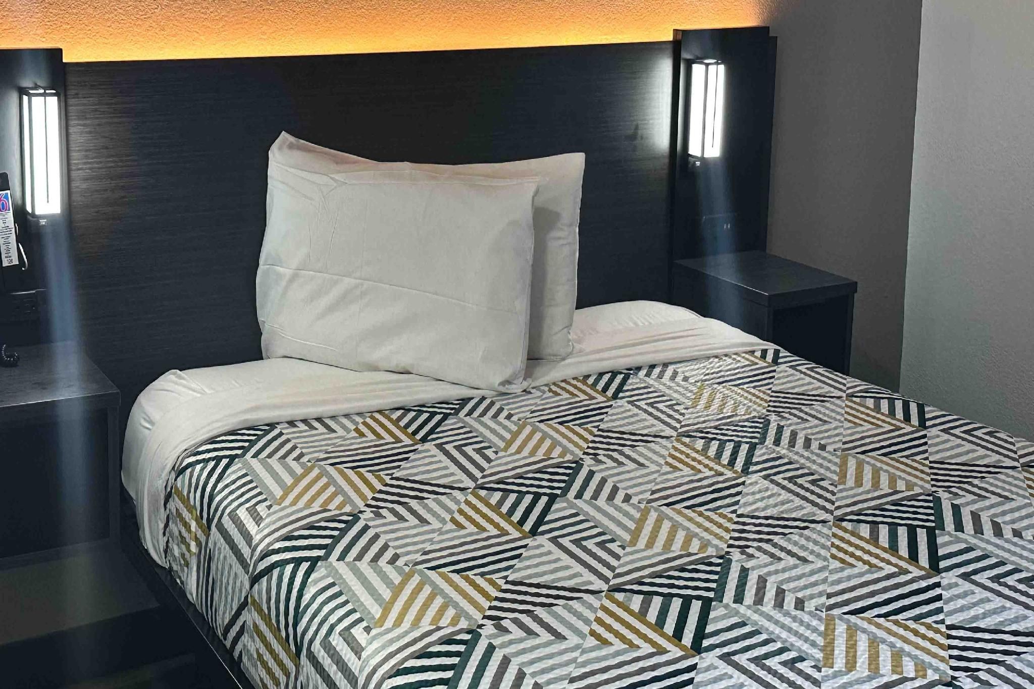 2 Full Beds Accessible with Kitchenette Non-Smoking
