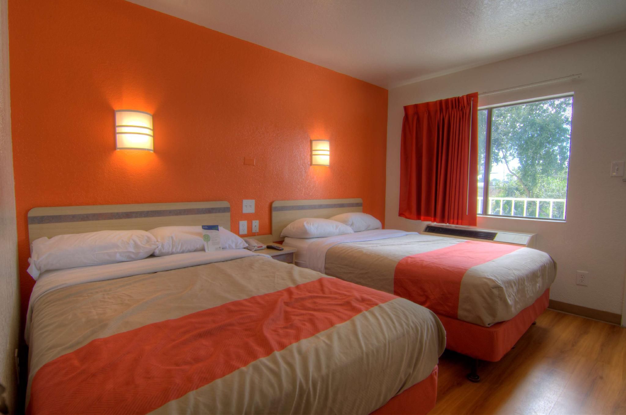 2 Full Beds | Micfridge