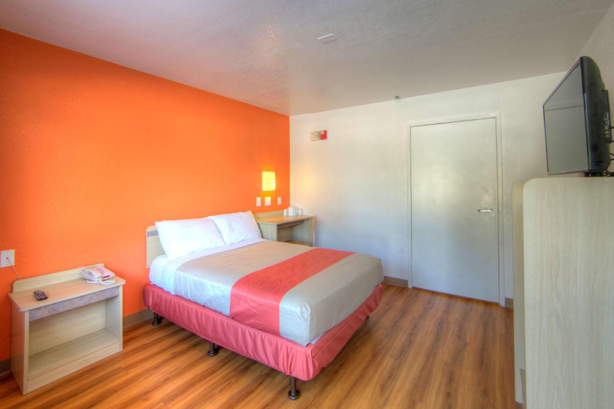 1 Queen Bed | Micfridge