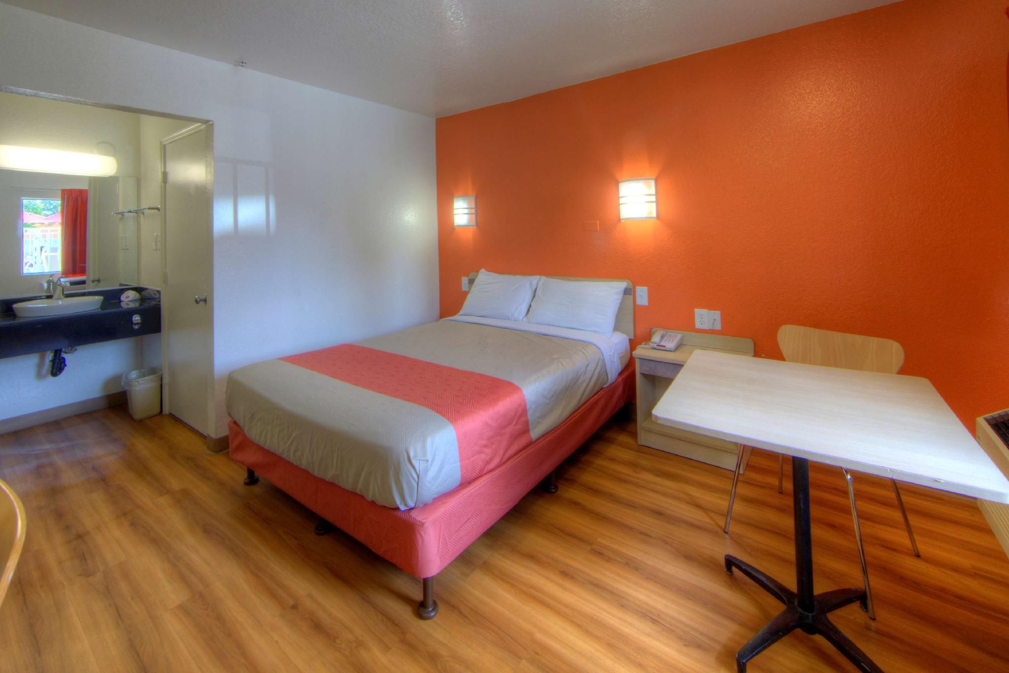 1 Queen Bed | Micfridge
