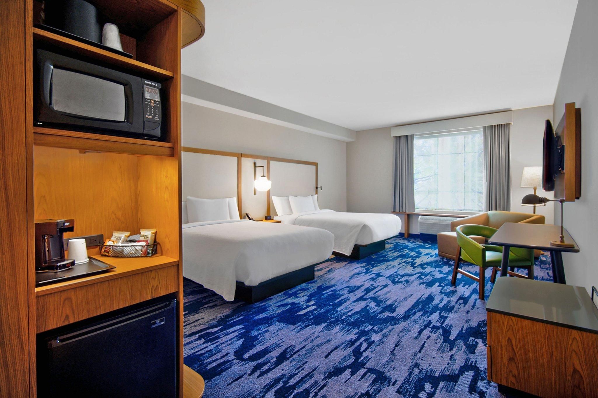 Larger Guest room, 2 Queen, Corner room