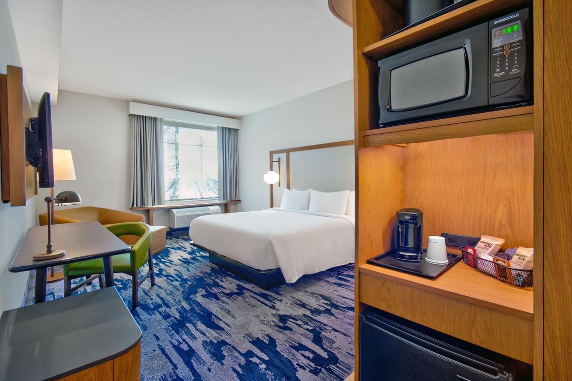 King Room with Adapted Tub - Mobility Accessible