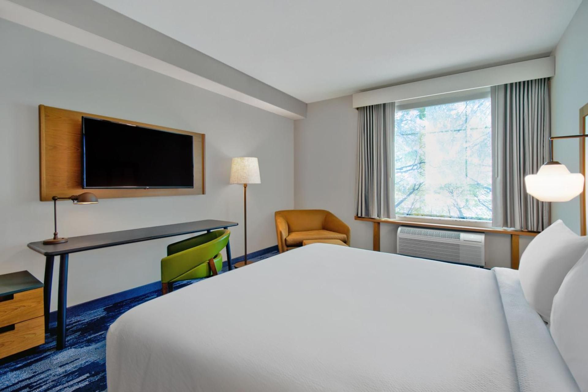 King Room with Adapted Tub - Mobility Accessible