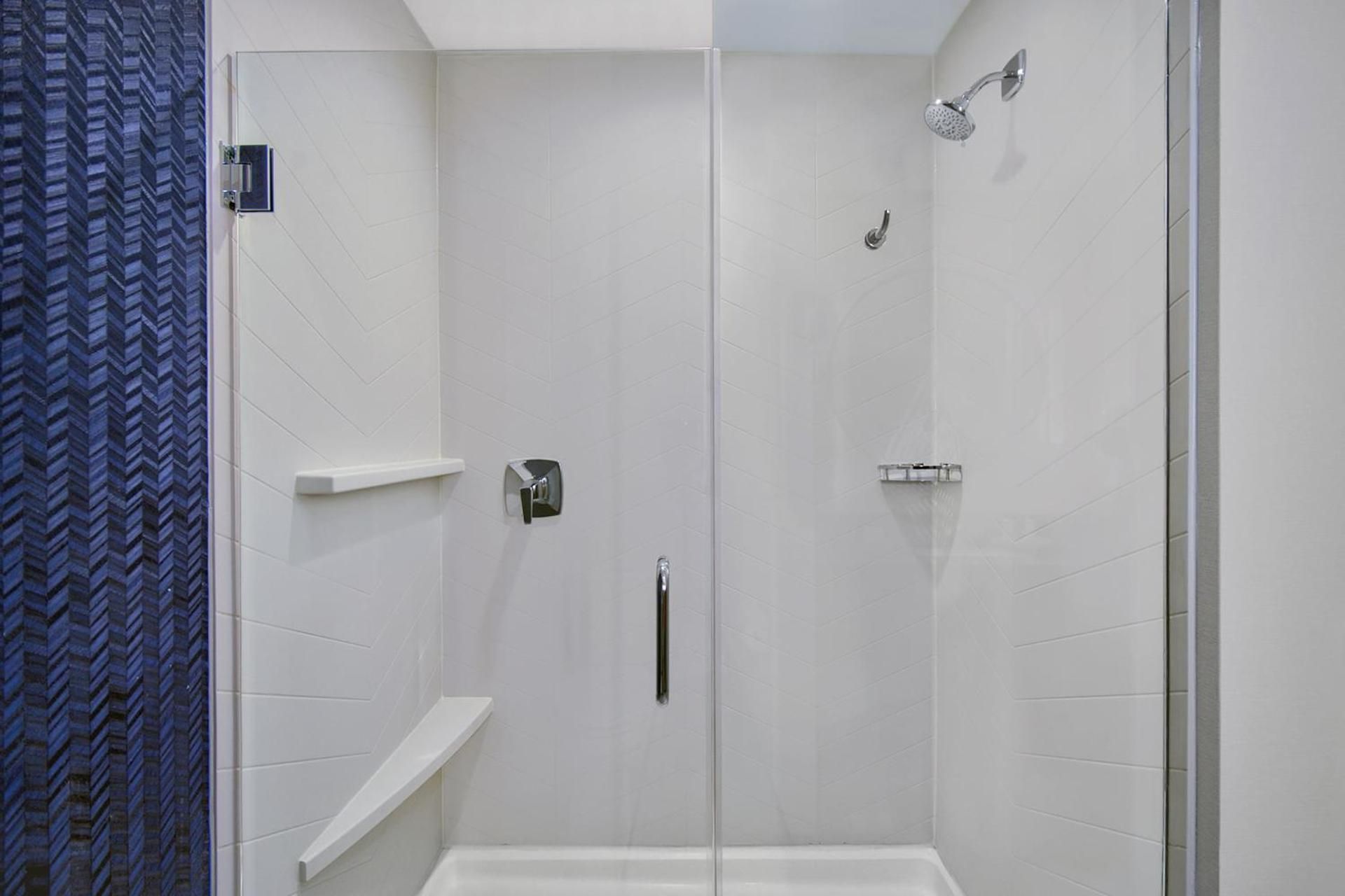Queen Suite with Sofa Bed and Adapted Tub - Mobility Accessible