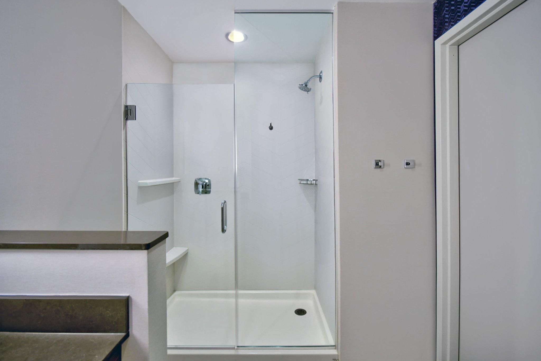 Larger Guest room, 2 Queen, Corner room