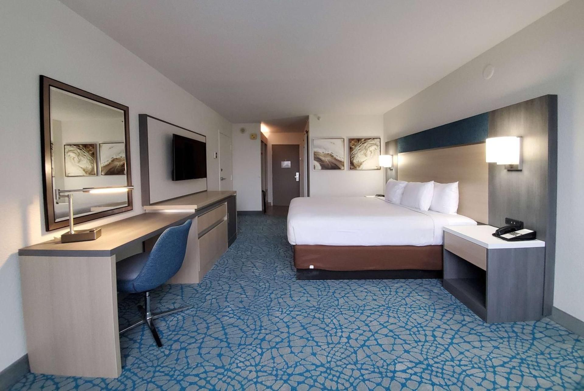 Standard King Room with Mobility Accessible Tub