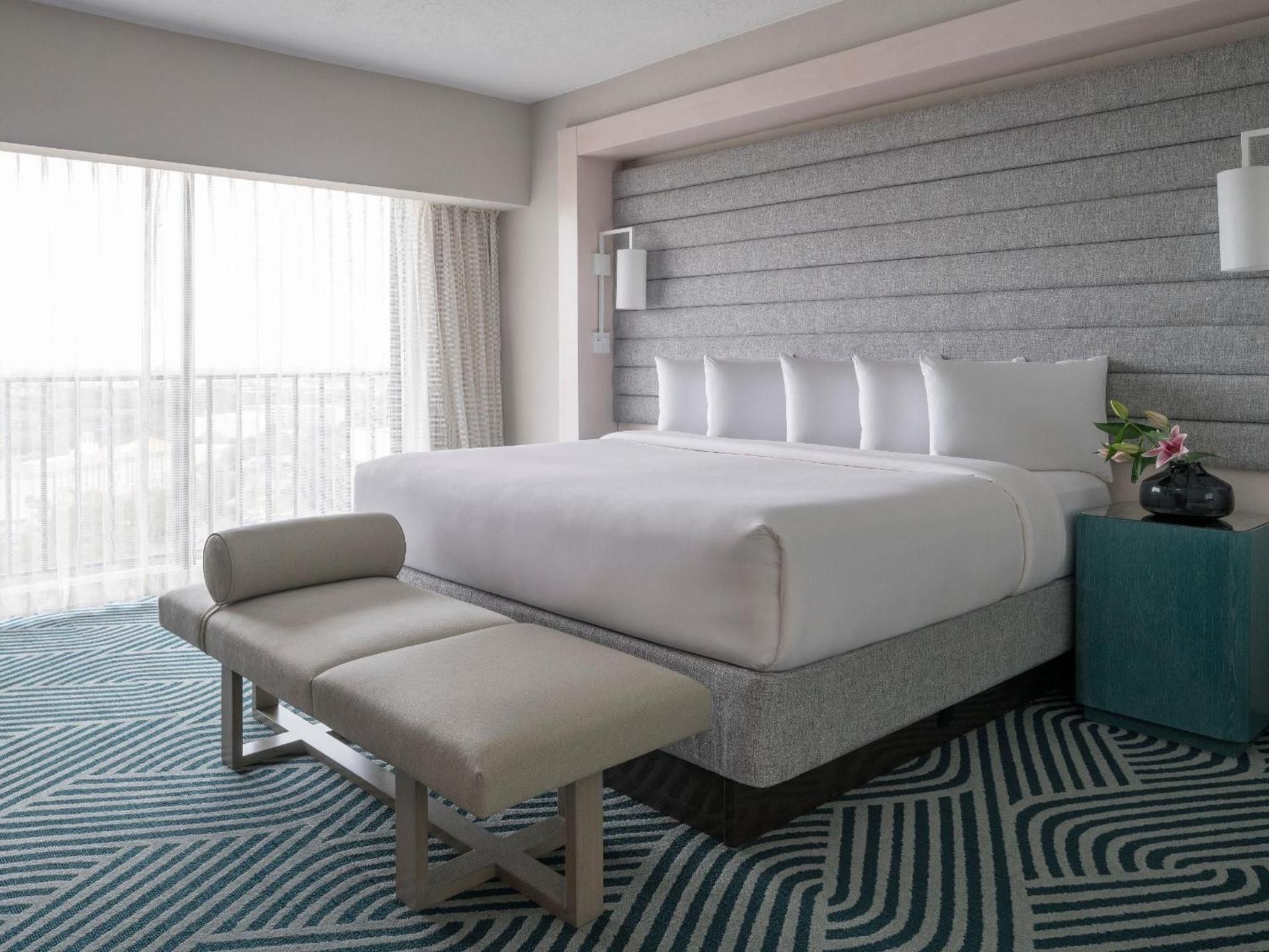 Bi-Level Suite