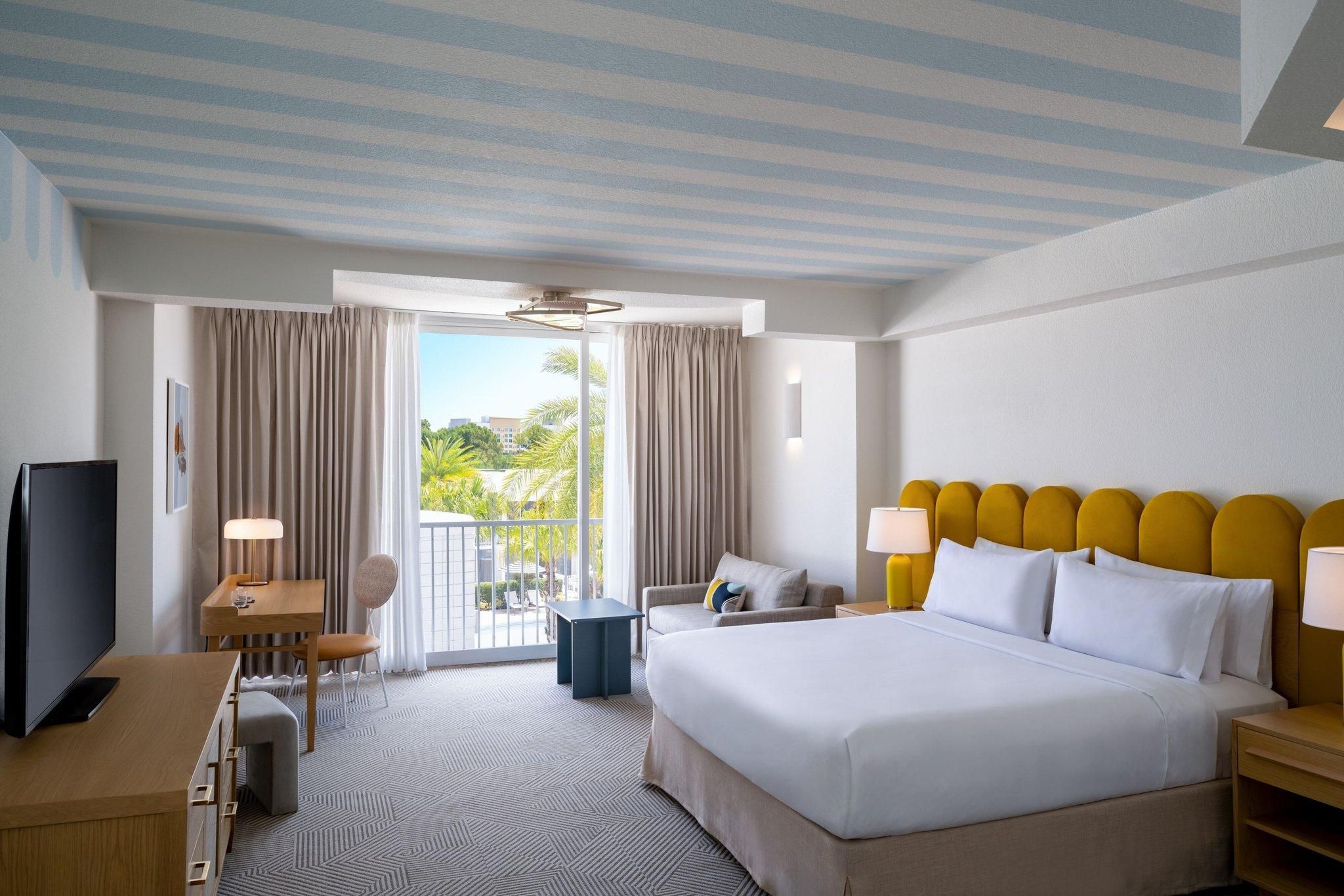 Guest room, 1 King, Sofa bed, Pool view