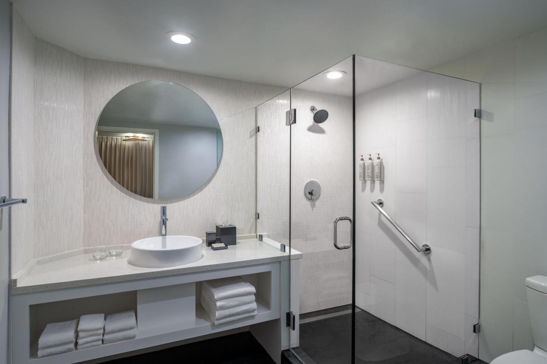 Queen Room with Sofa Bed and Partial City View - Mobility/Hearing Accessible with Tub