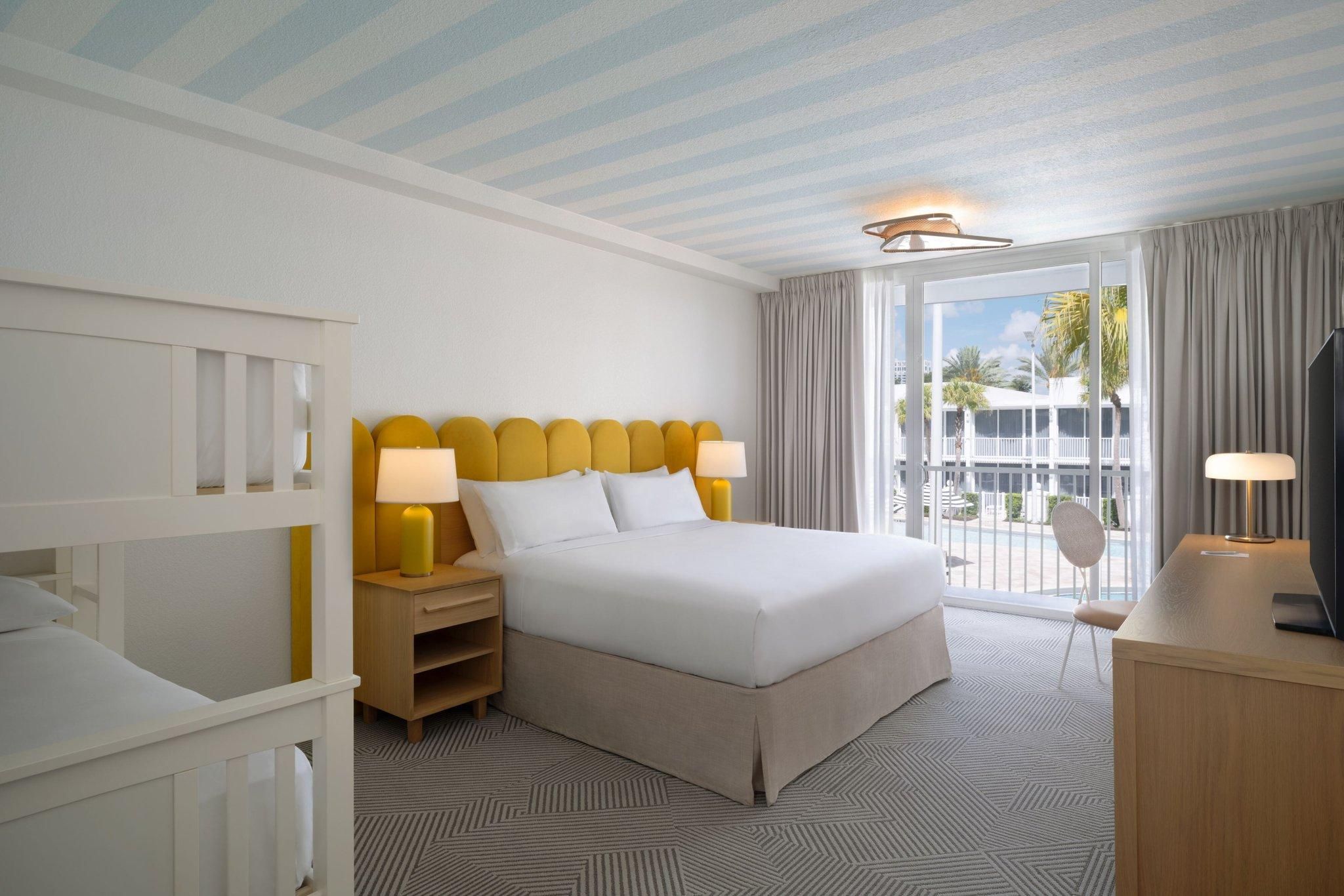 Guest room, 1 King, Alternate: bunk beds, Pool view, Balcony