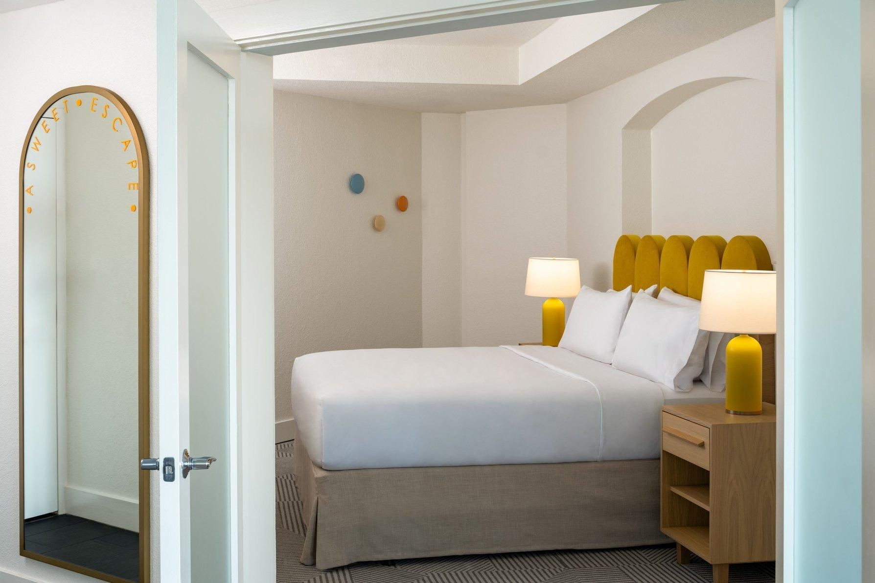 Executive Suite, 1 King, Sofa bed, City view
