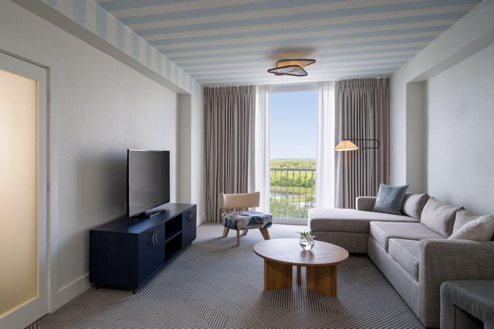 Executive Suite, 1 King, Sofa bed, City view