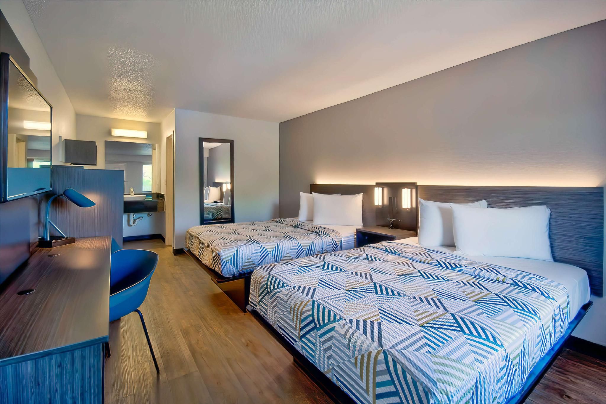2 Queen Beds | Premium, Micfridge