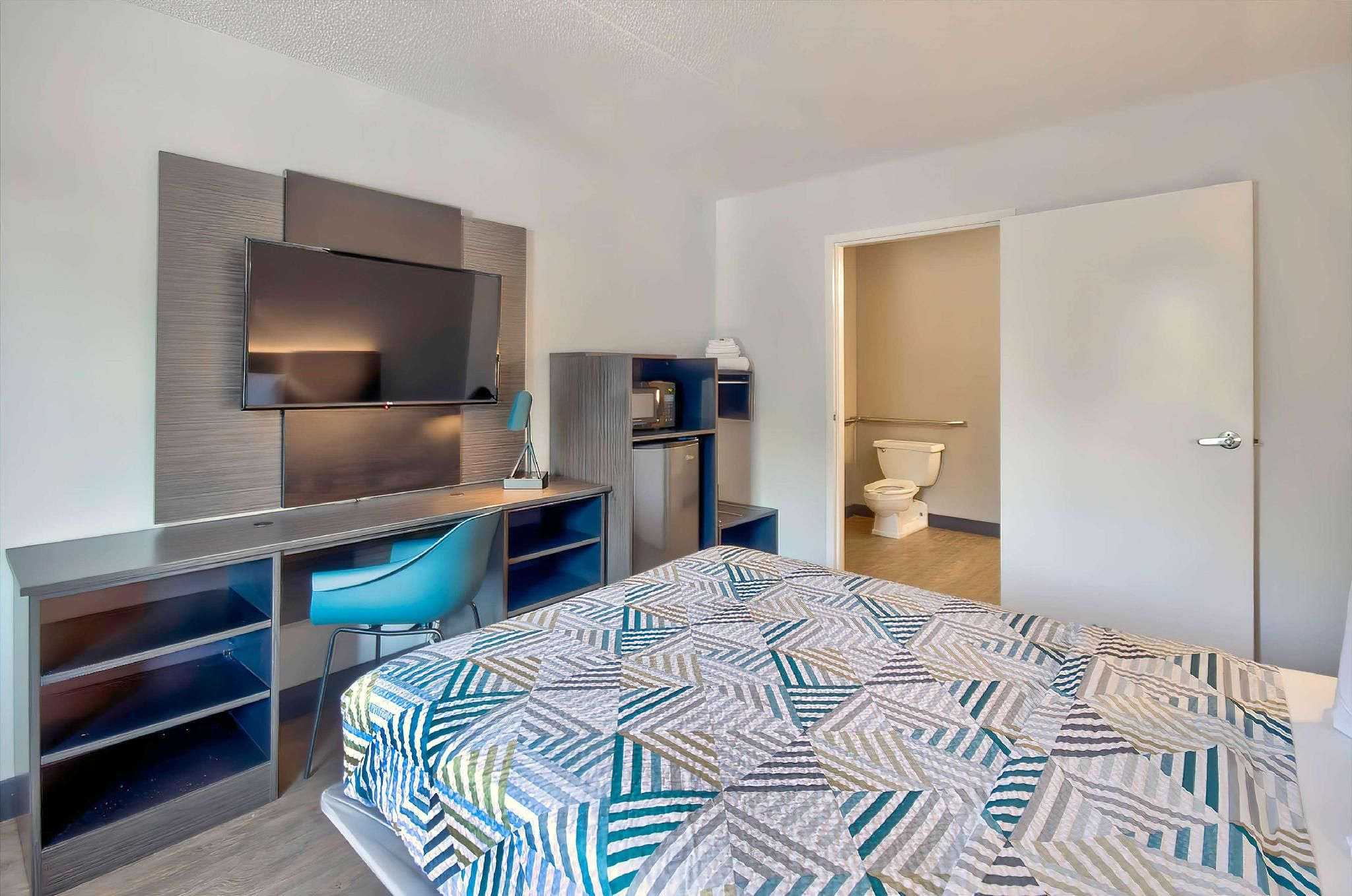 1 King Bed | ADA/RI Shower/Premium/Micfridge