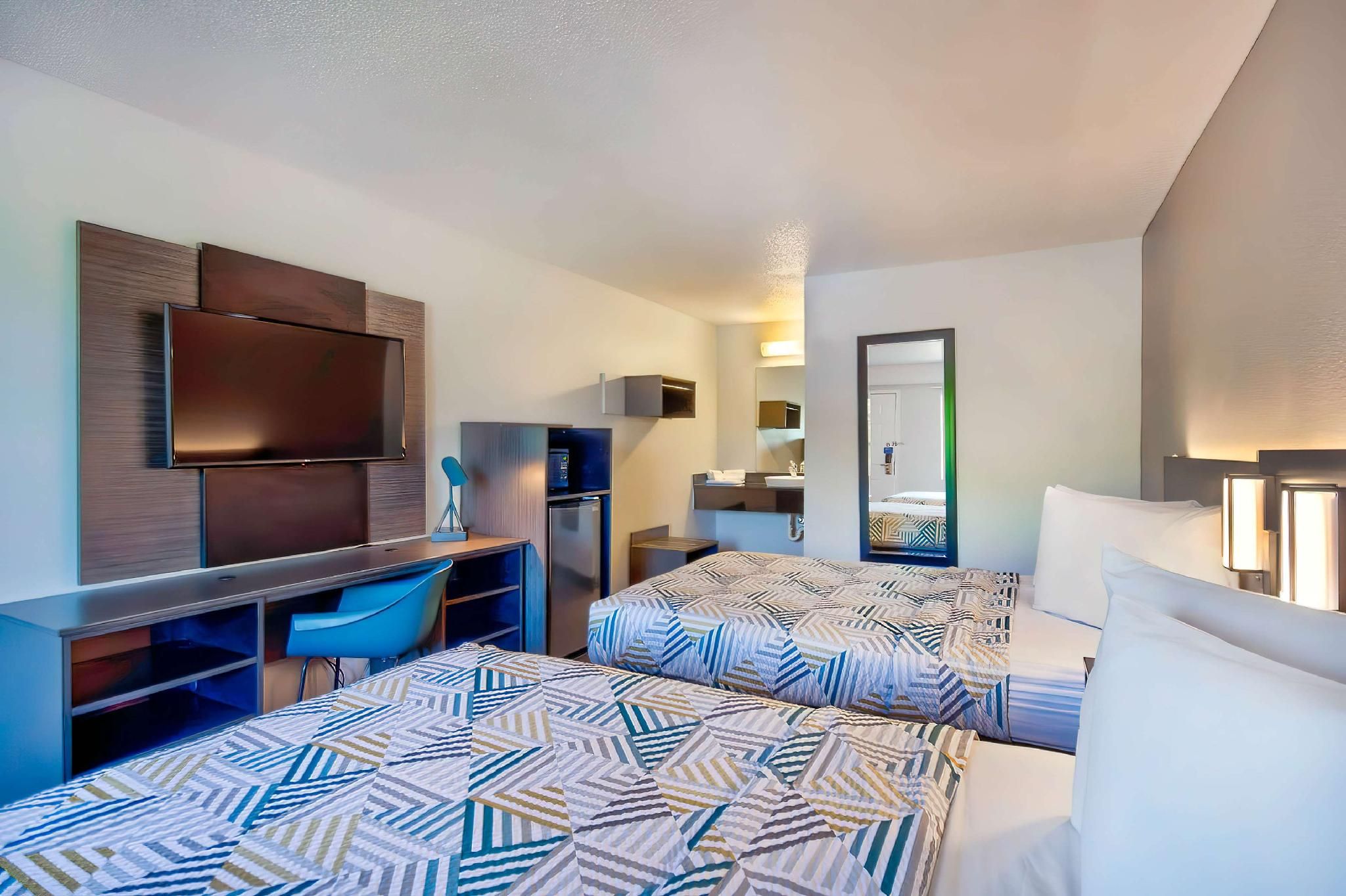 2 Queen Beds | Premium, Micfridge