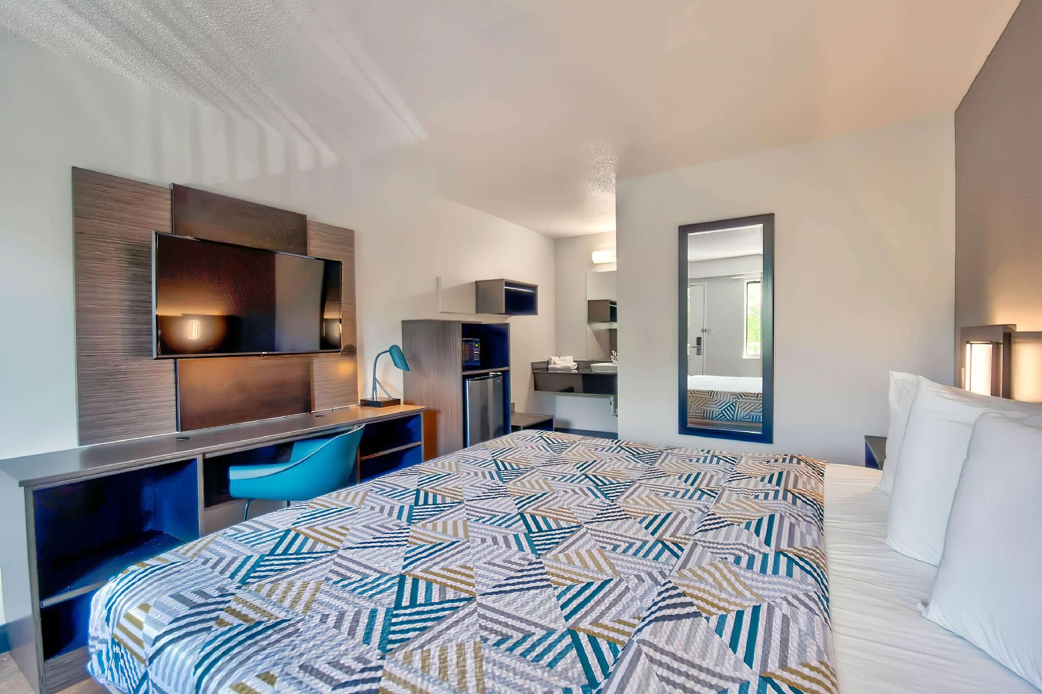 1 King Bed | Premium, Micfridge