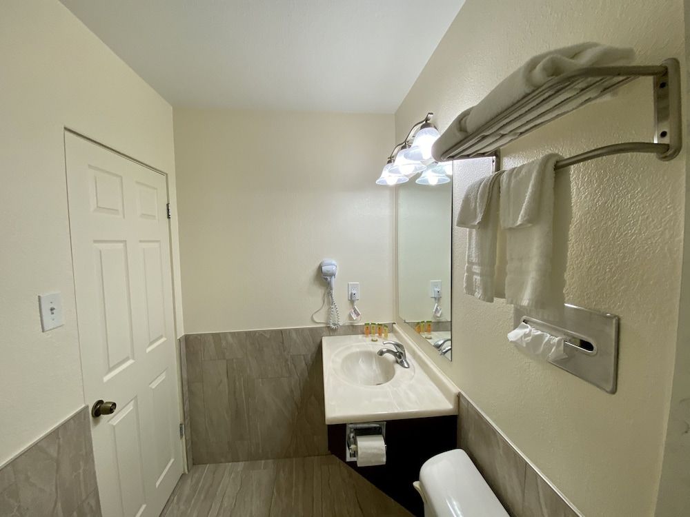 Roswell Inn Standard Room 2 Full Pillow top Beds 5