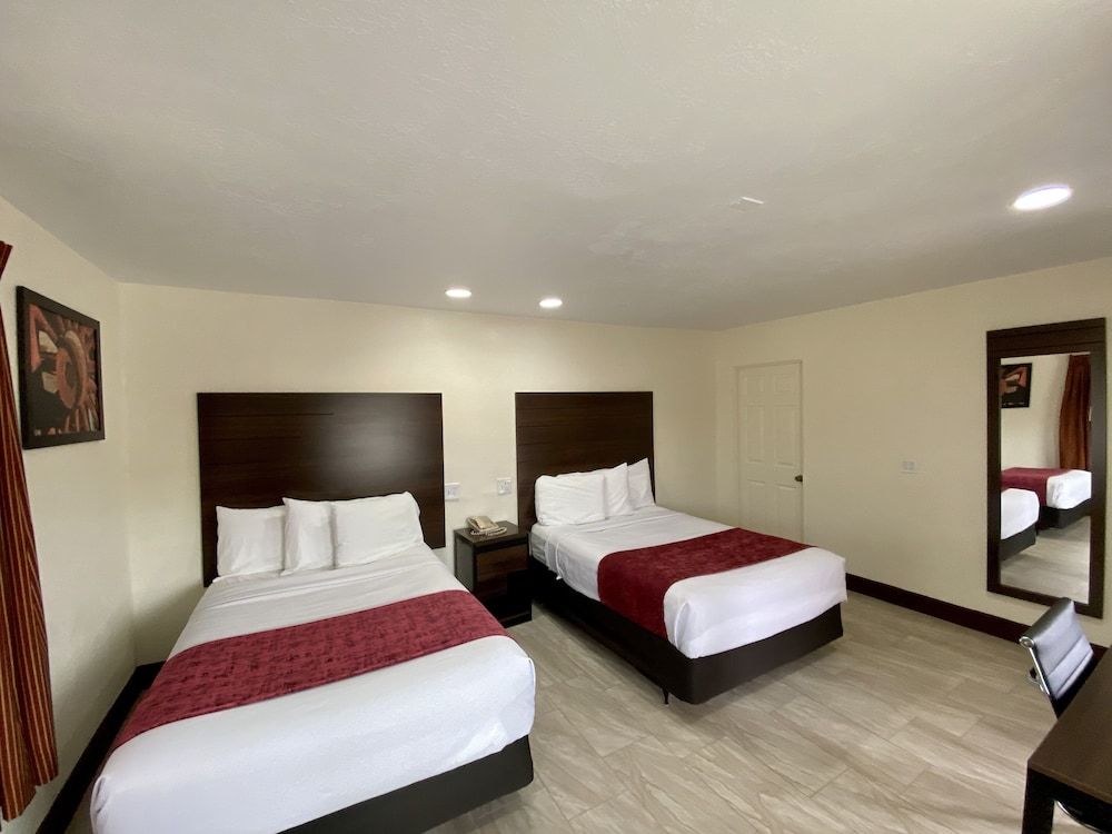 Roswell Inn Standard Room 2 Full Pillow top Beds 3