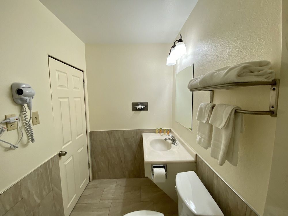 Roswell Inn Standard 2 Queen Pillow top Beds 5