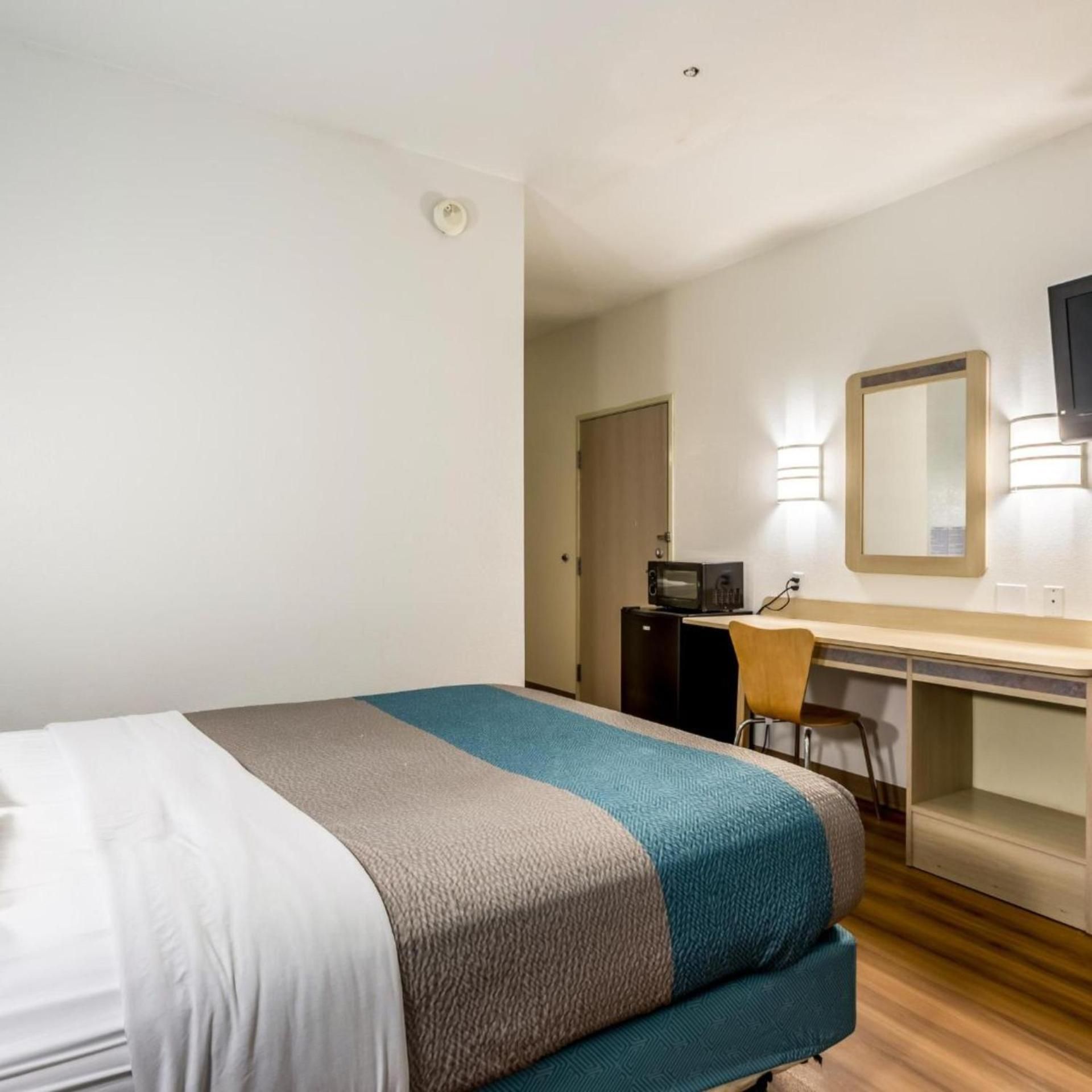 Motel 6 Roswell, NM Queen Room - Disability Access - Smoking