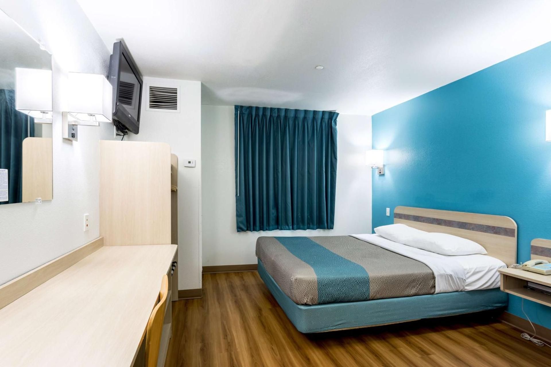 Motel 6 Roswell, NM Queen Room - Disability Access - Non-Smoking 2