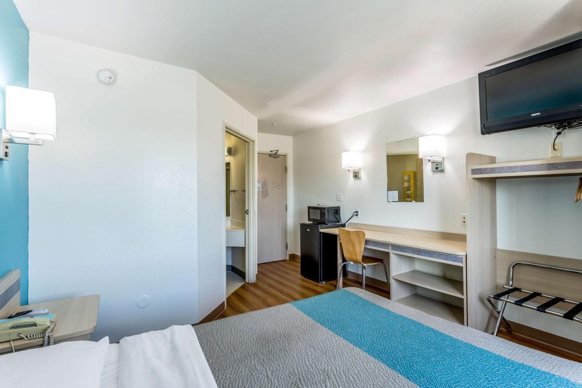 Motel 6 Roswell, NM Queen Room - Disability Access - Non-Smoking