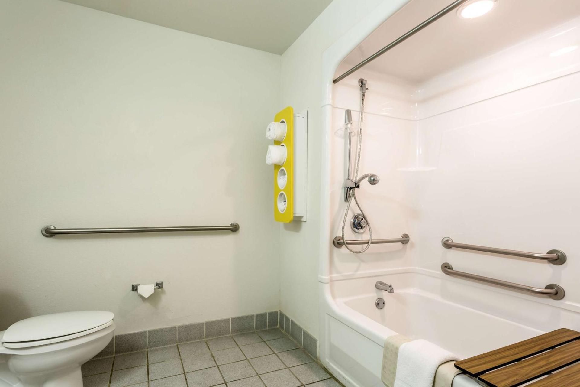 Motel 6 Roswell, NM Queen Room - Disability Access - Non-Smoking 3