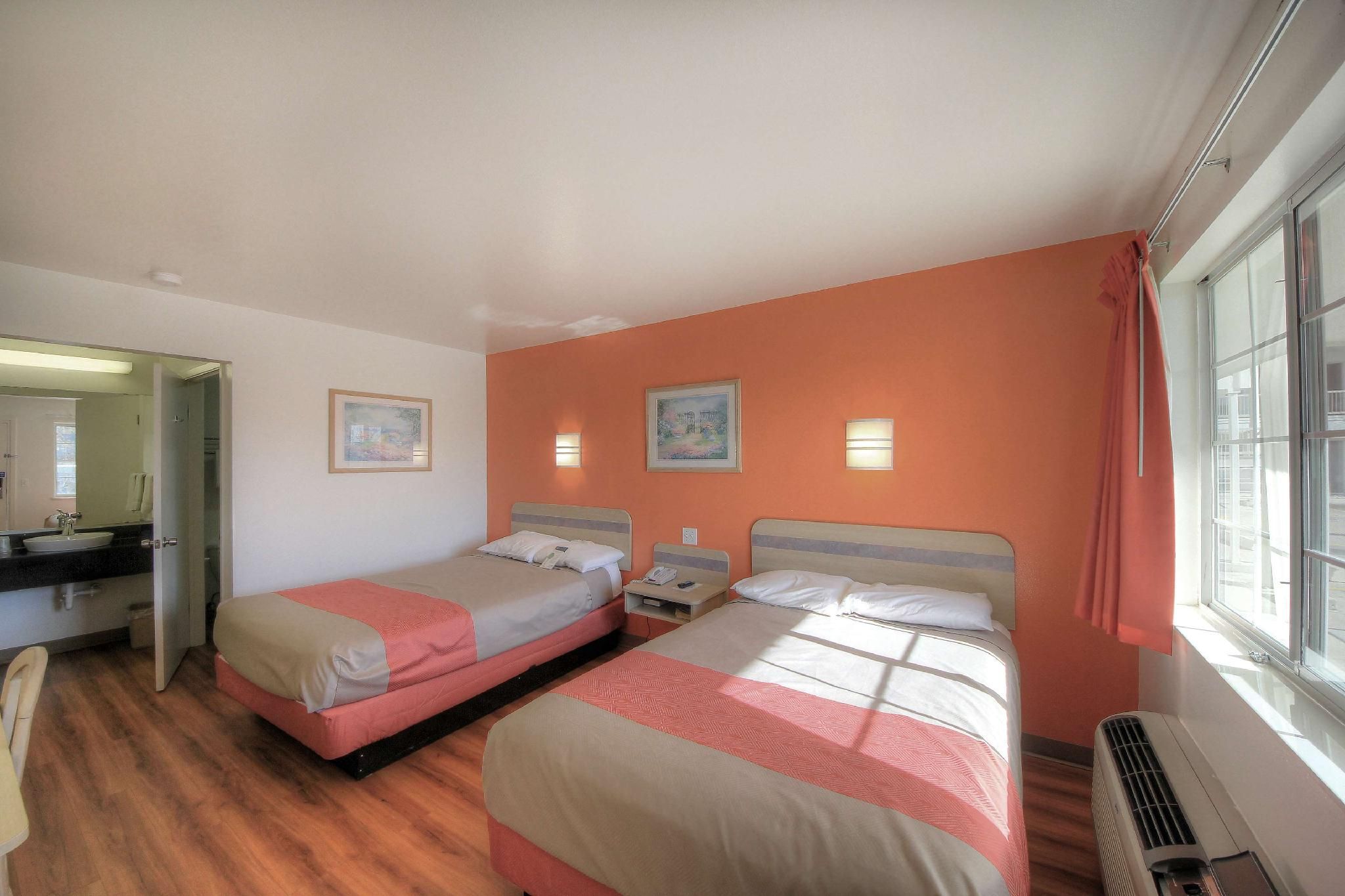 2 Full Beds | Smoking
