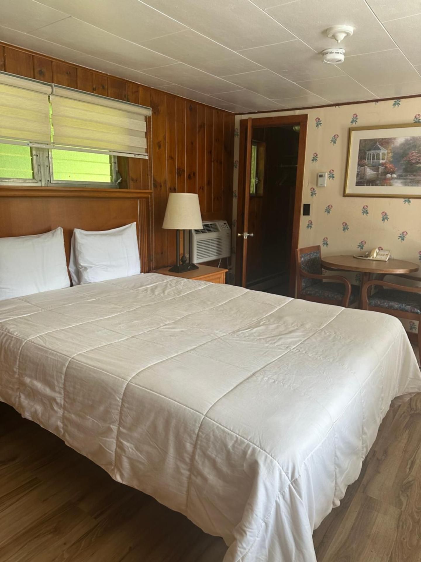 Starlight Inn Deluxe Queen Room 2