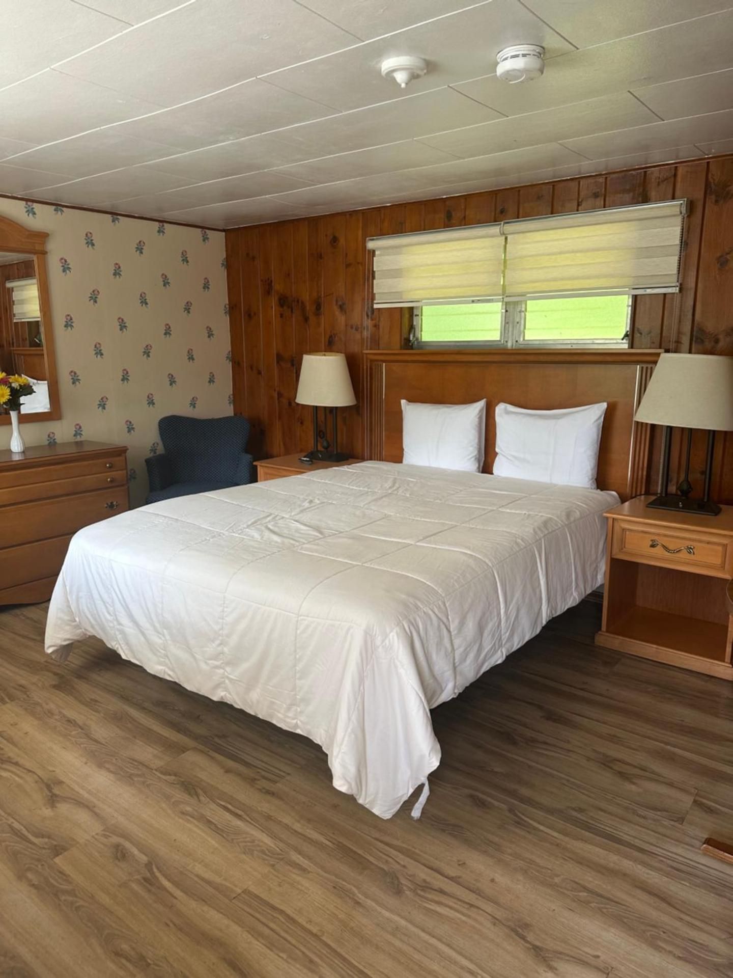 Starlight Inn Deluxe Queen Room