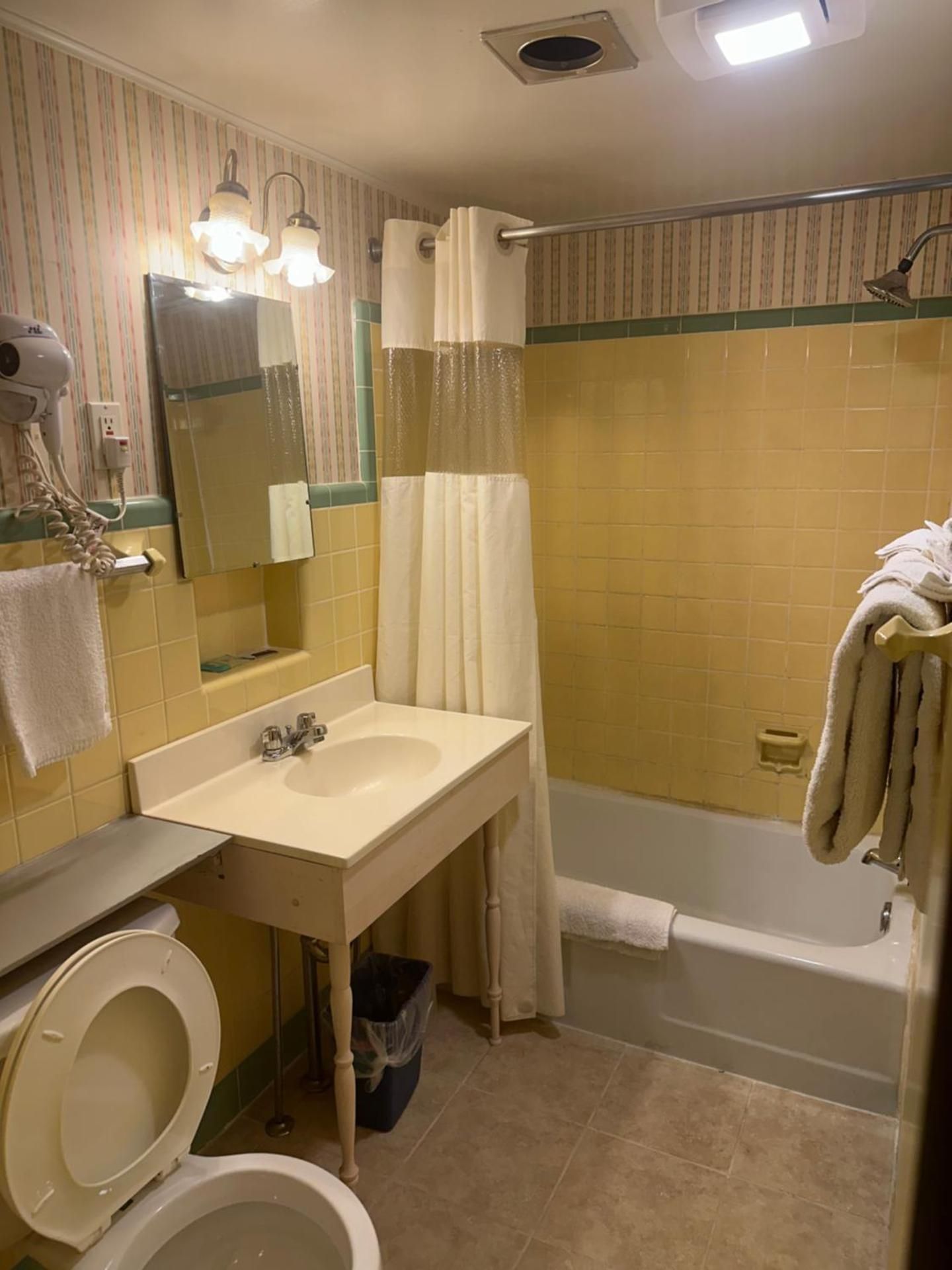 Starlight Inn Double Room with Two Double Beds 3