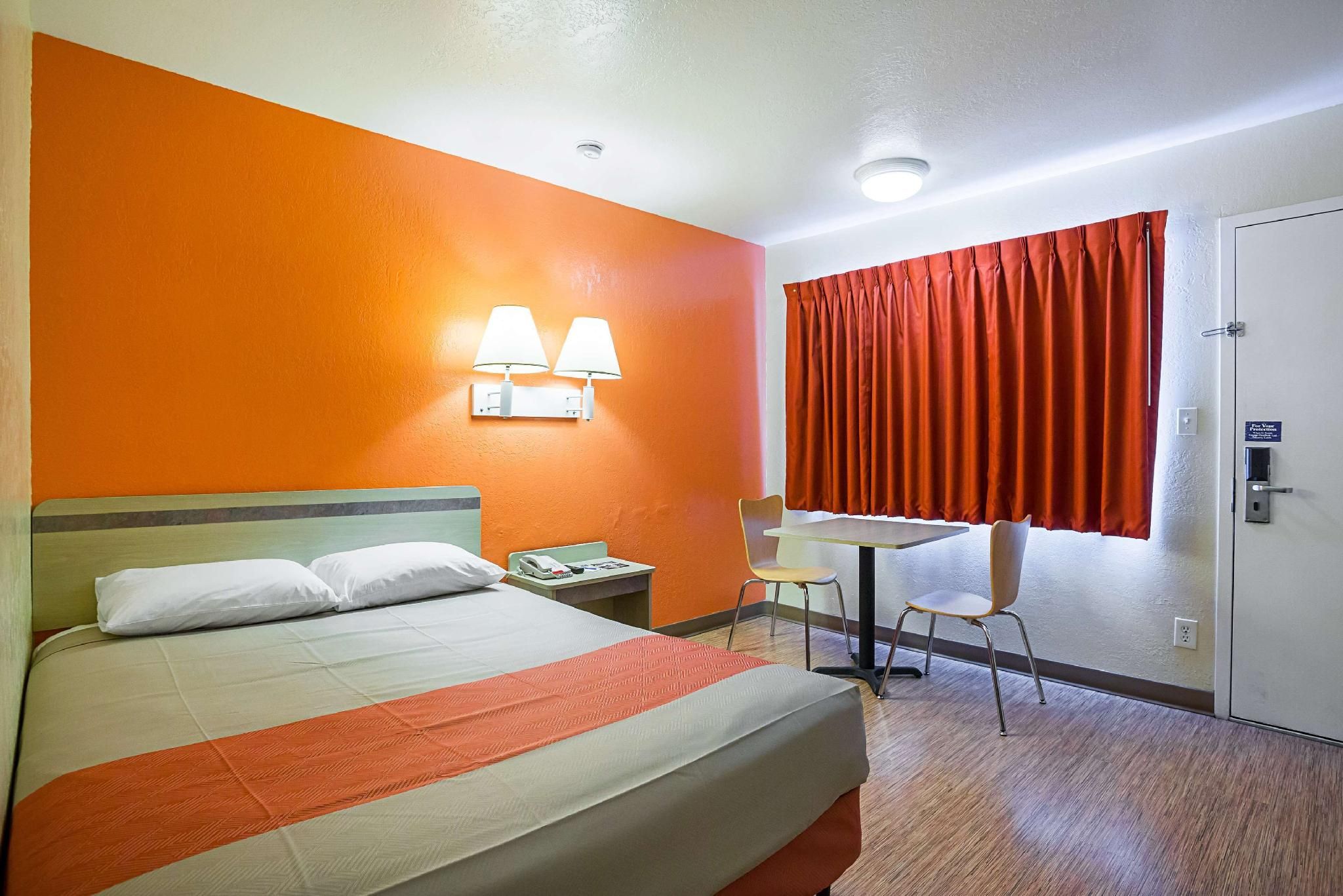 Motel 6 Holbrook, AZ Queen Room - Disability Access - Roll in Shower 2