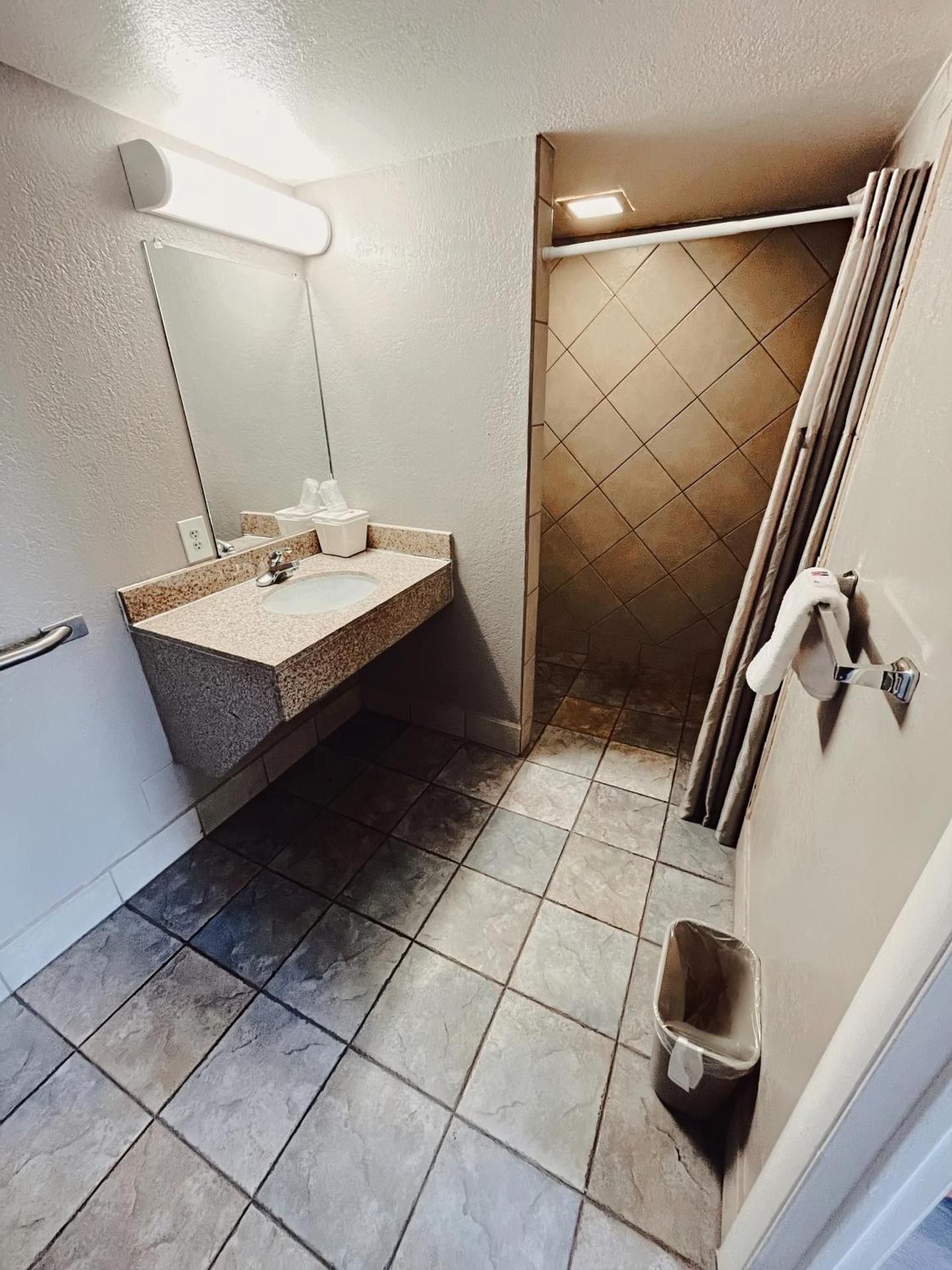 Motel 6 Holbrook, AZ Queen Room - Disability Access 3