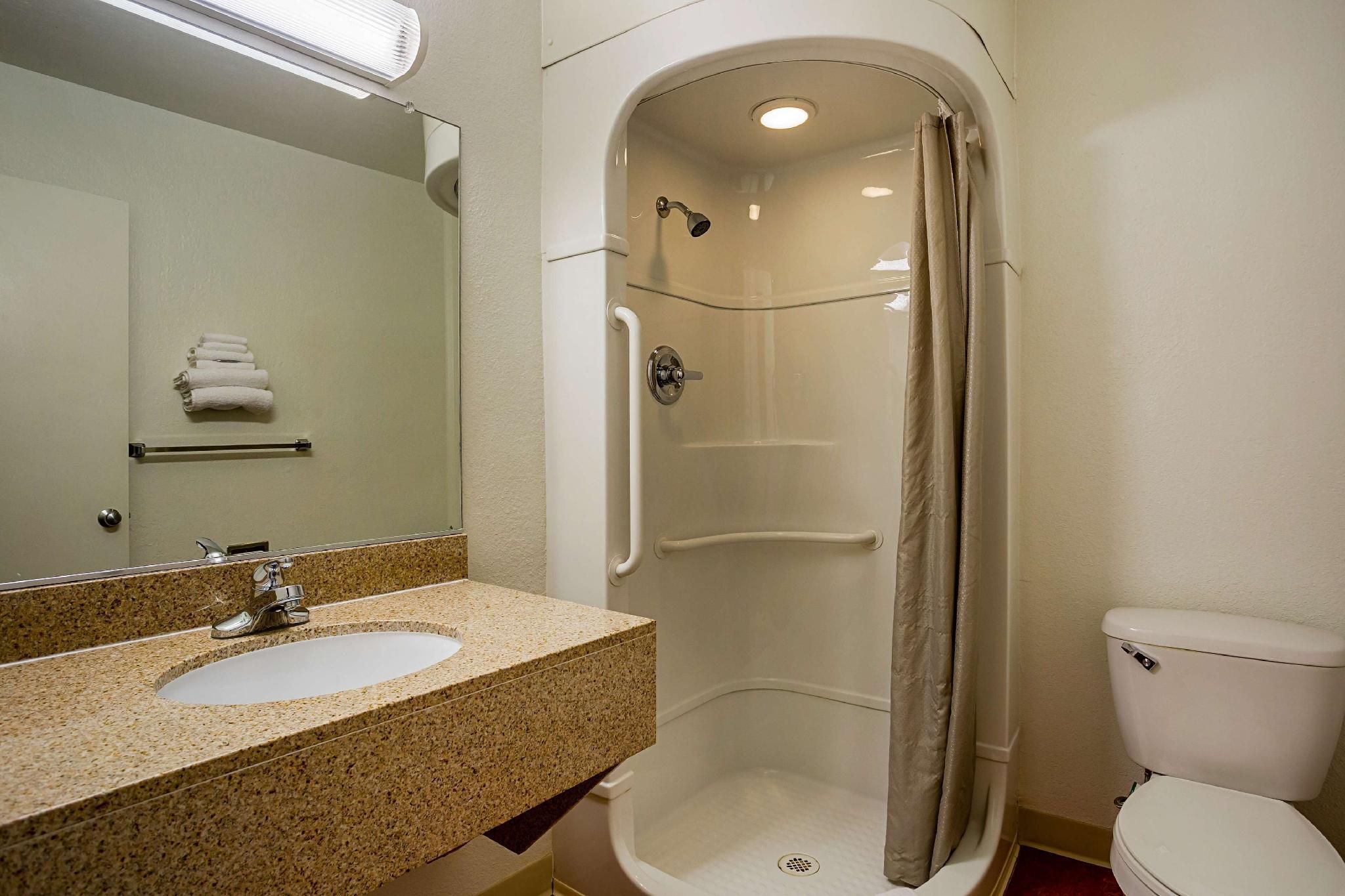 Motel 6 Holbrook, AZ Queen Room - Disability Access - Roll in Shower 3