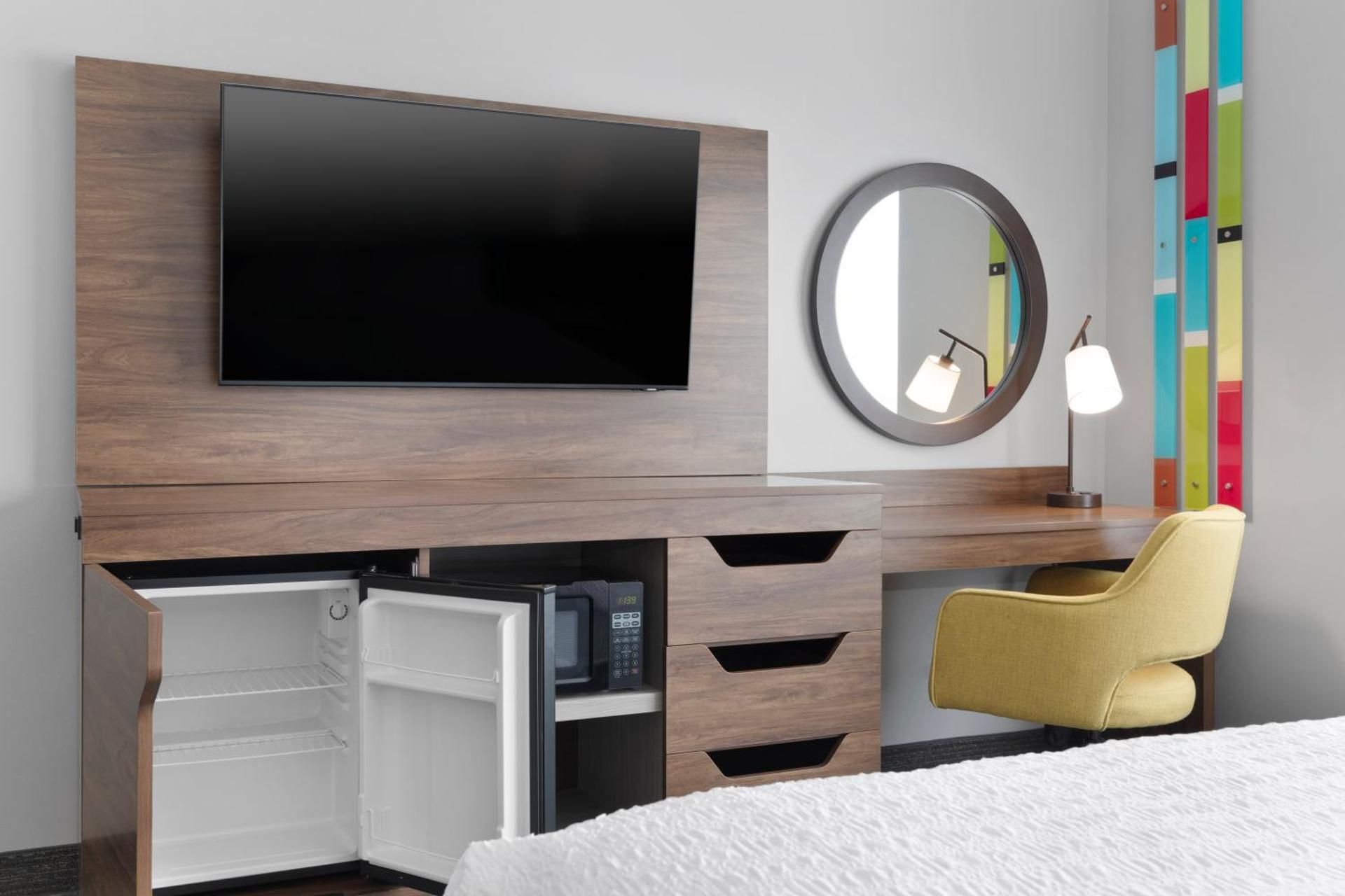 Hampton Inn by Hilton Saline 1 King Mobility/Hearing Accessible Bathtub 3