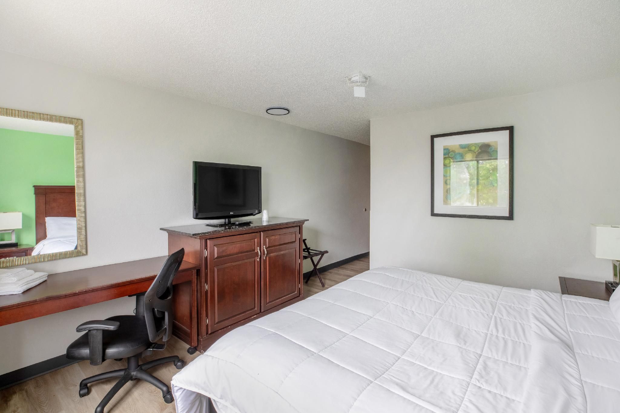 Super Inn by OYO Lansing MI King Bed Non-Smoking