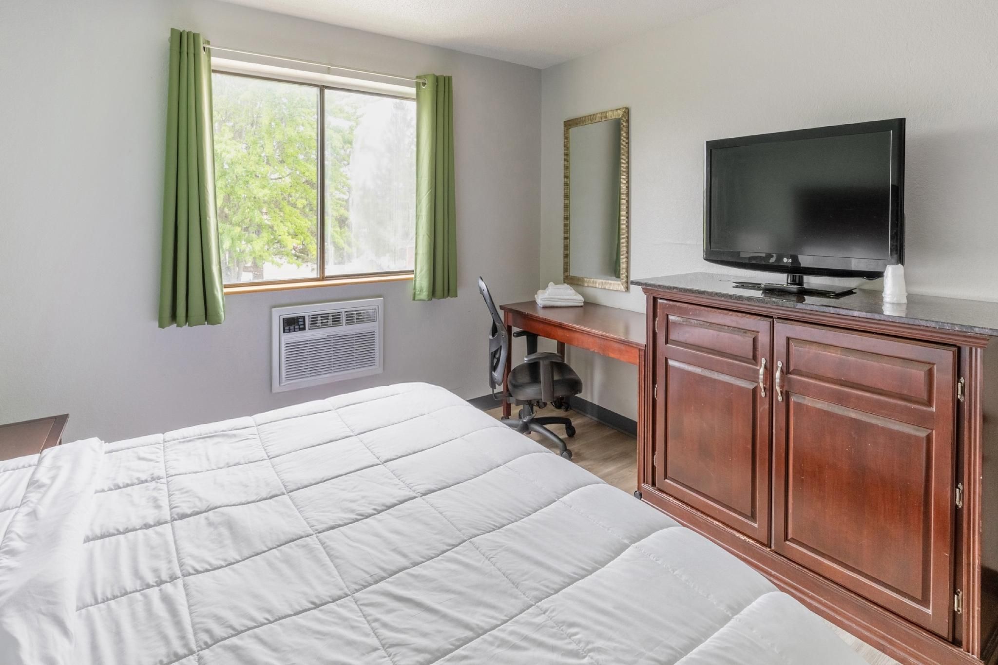 Super Inn by OYO Lansing MI King Bed Non-Smoking 2