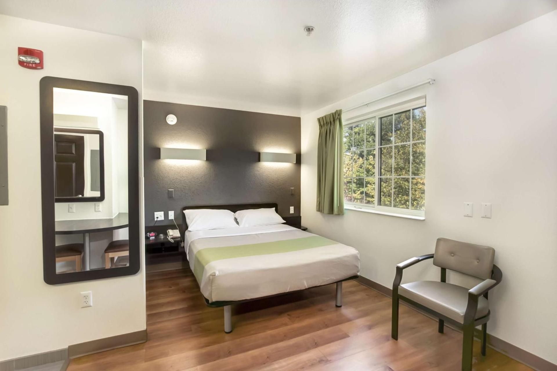 Studio 6  East Brunswick, NJ - NYC Area Queen Room - Disability Access - Roll in Shower