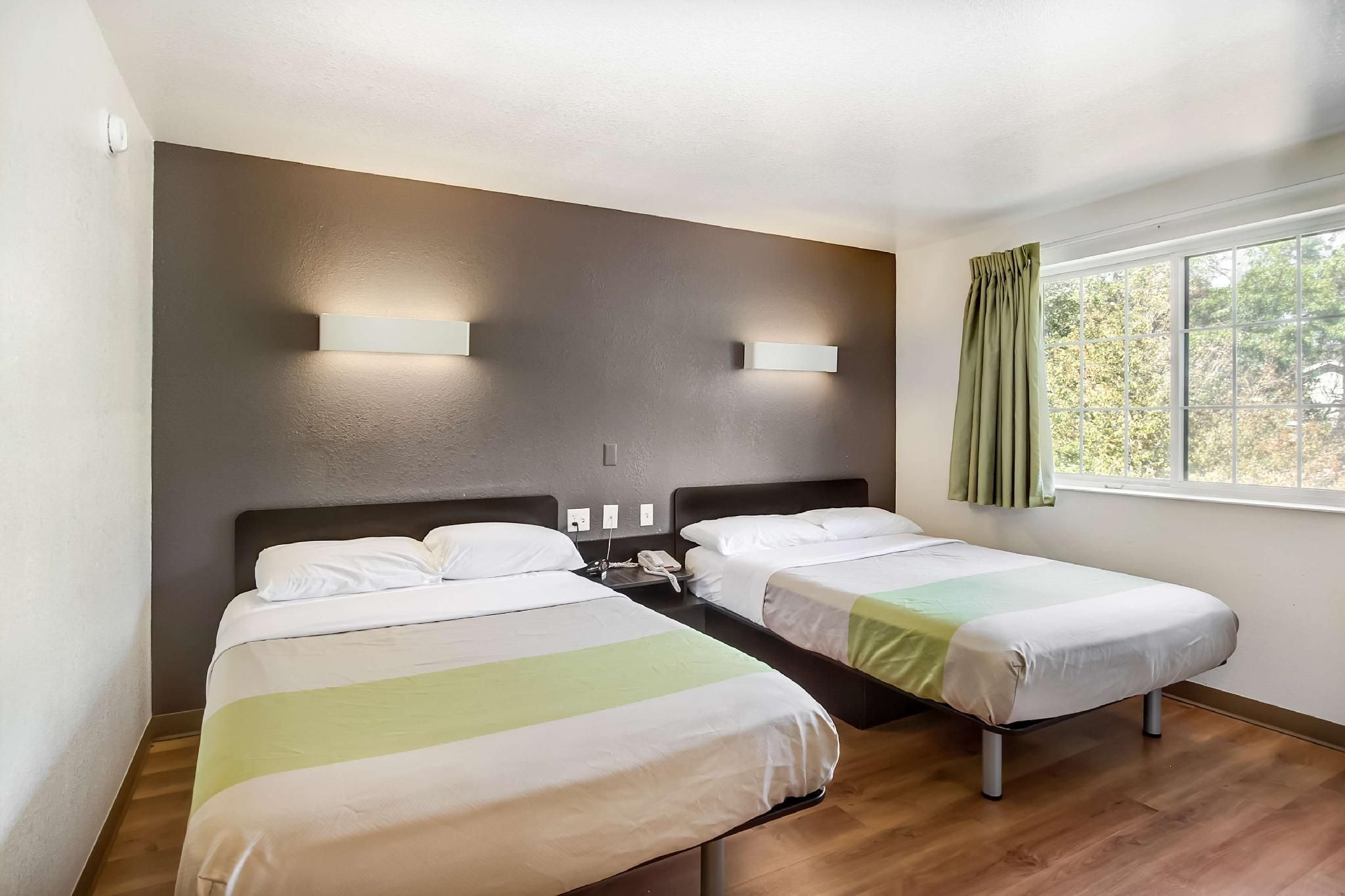 Studio 6  East Brunswick, NJ - NYC Area 2 Full Beds | Smoking